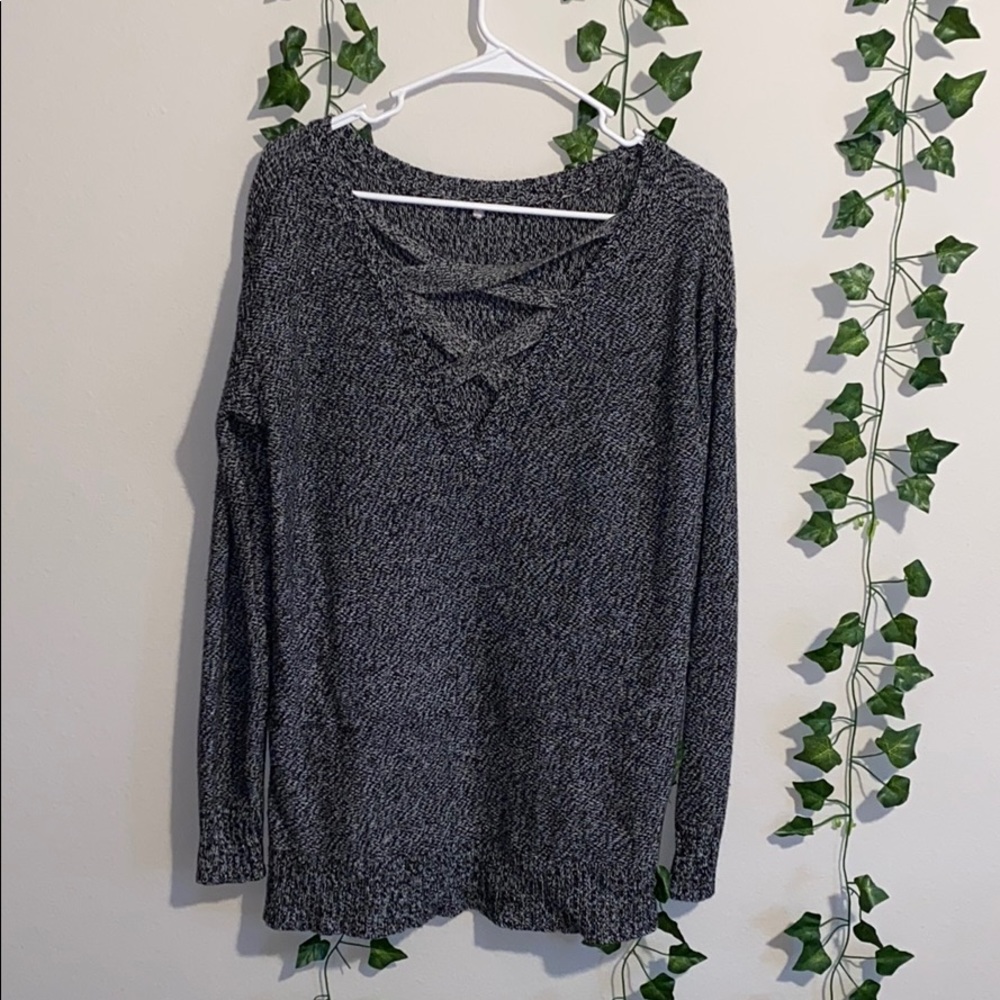 BLACK AND WHITE SWEATER
